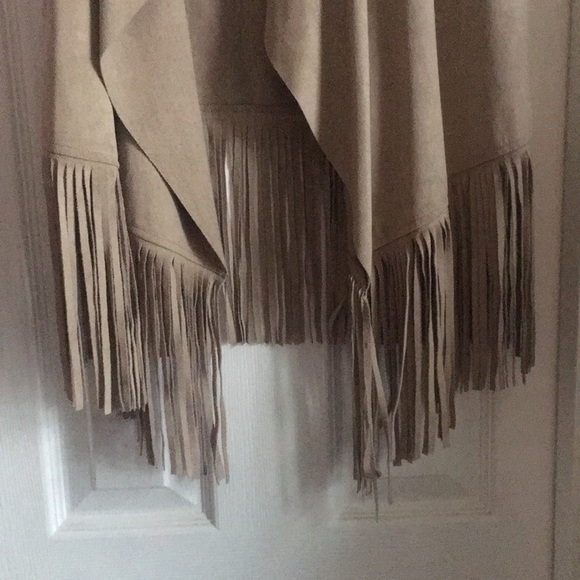 🥰 2/$25 NWT! Boho Mushroom fringe vest - Picture 4 of 5